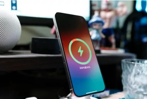 衢江苹果15换屏服务分享用什么充电器给iPhone15充电更好 